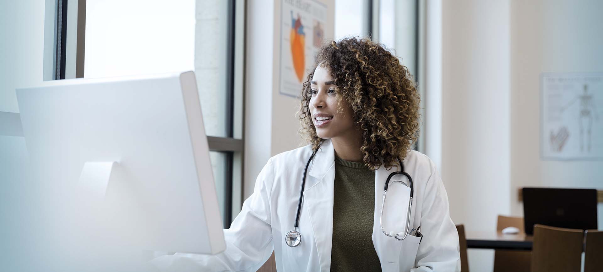 Doctor aan het werk op computer