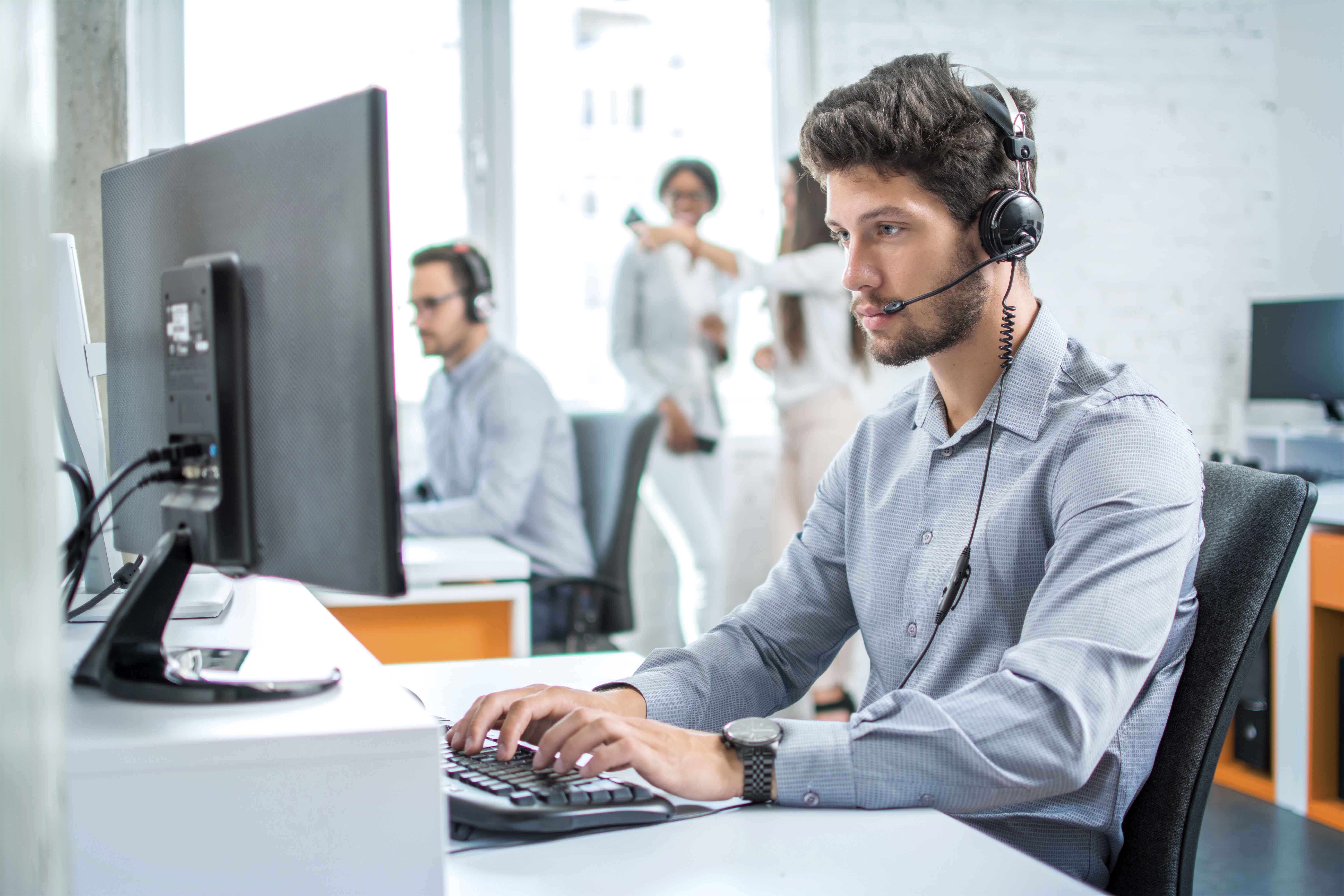 Man werkend op computer