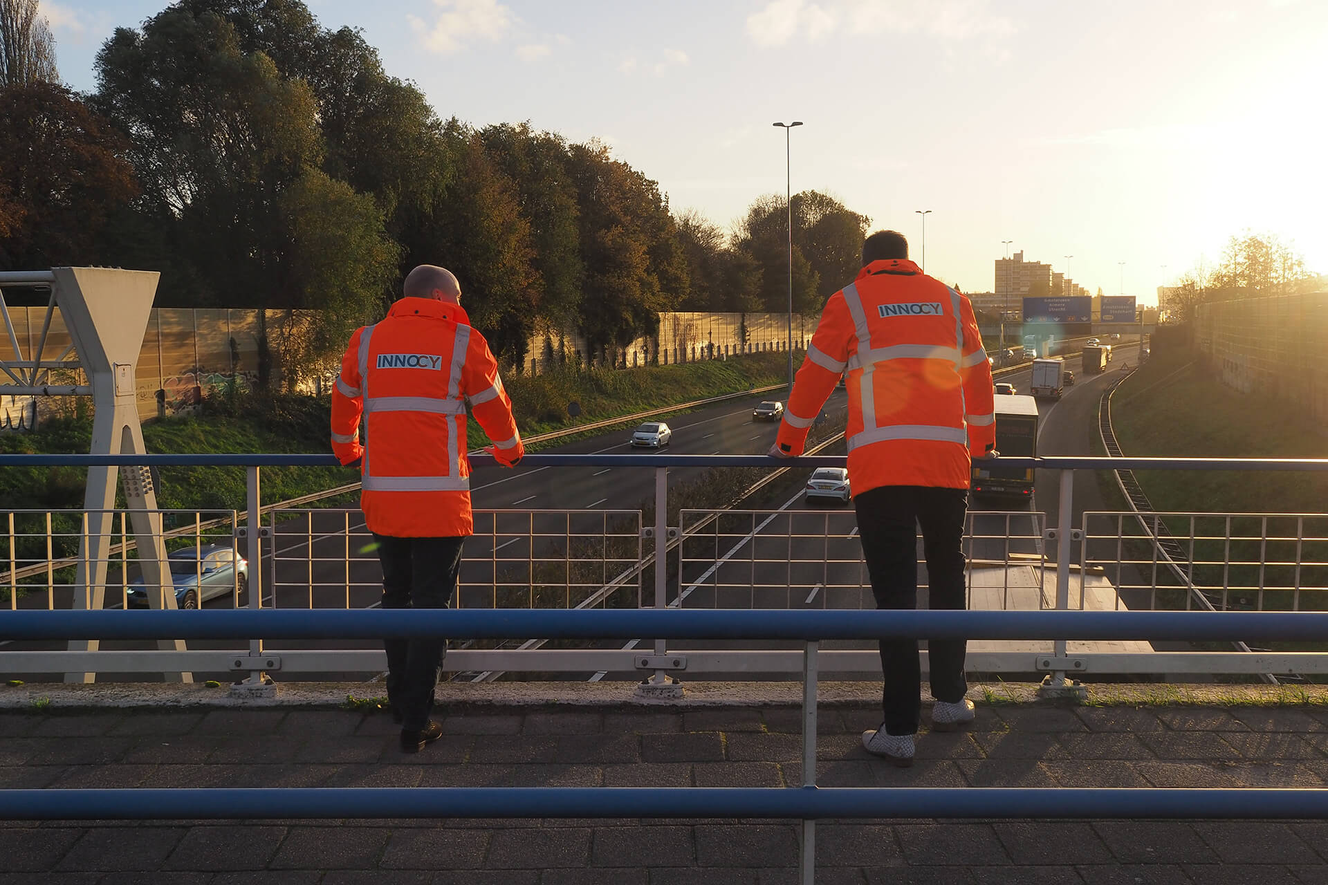 2 mannen op viaduct