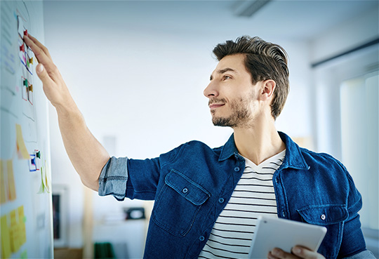 Man aan het werk op brainstorm bord
