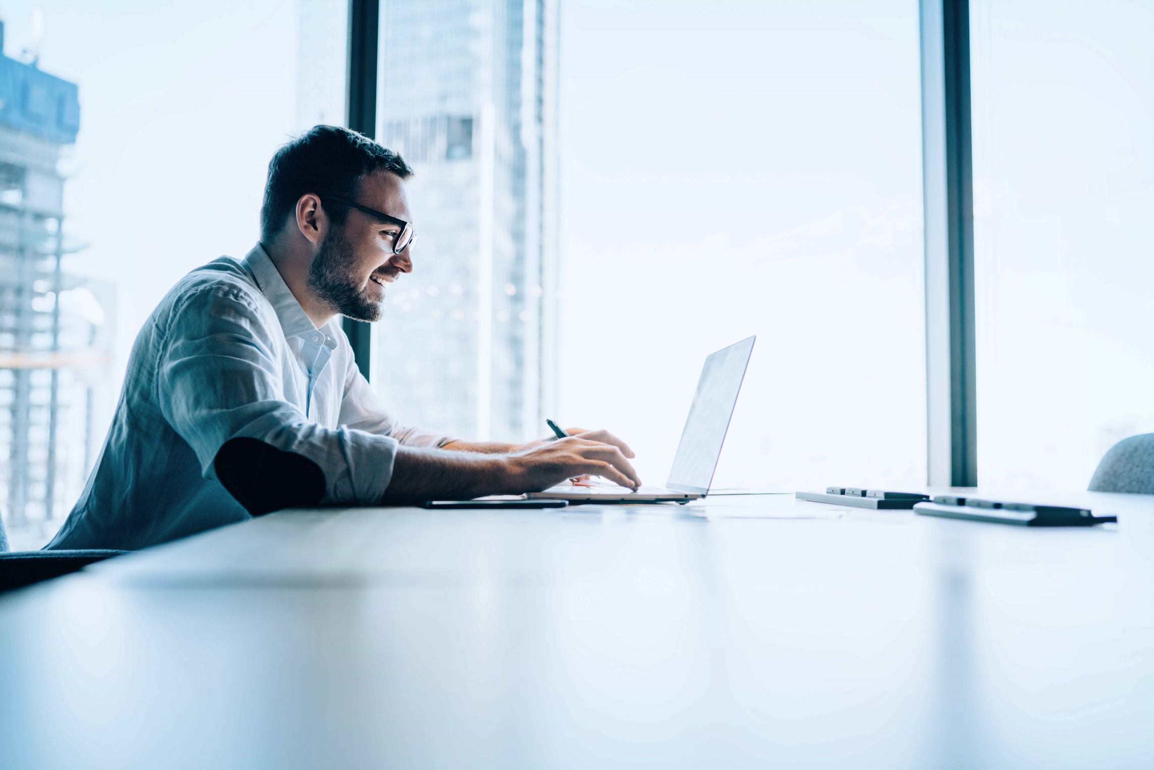 Man aan het werk op laptop